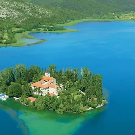 Unique 100 Y Old Dalmatian 3 Bedrooms House, Under Mountain, 14km Np Krka,30 Mins Drive To Holiday home